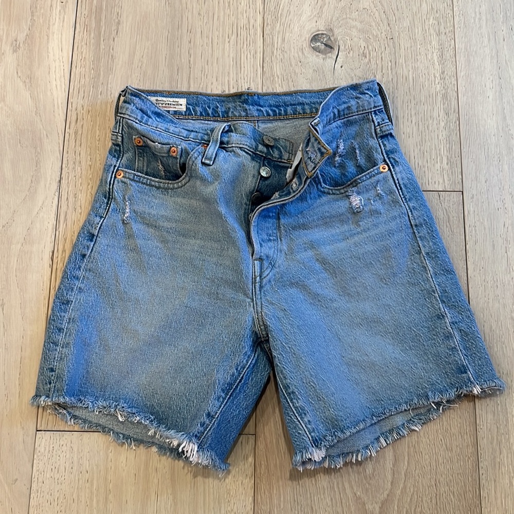 Levi’s 501 Button Fly Frayed Denim Shorts in Size 25 - Picture 12 of 12